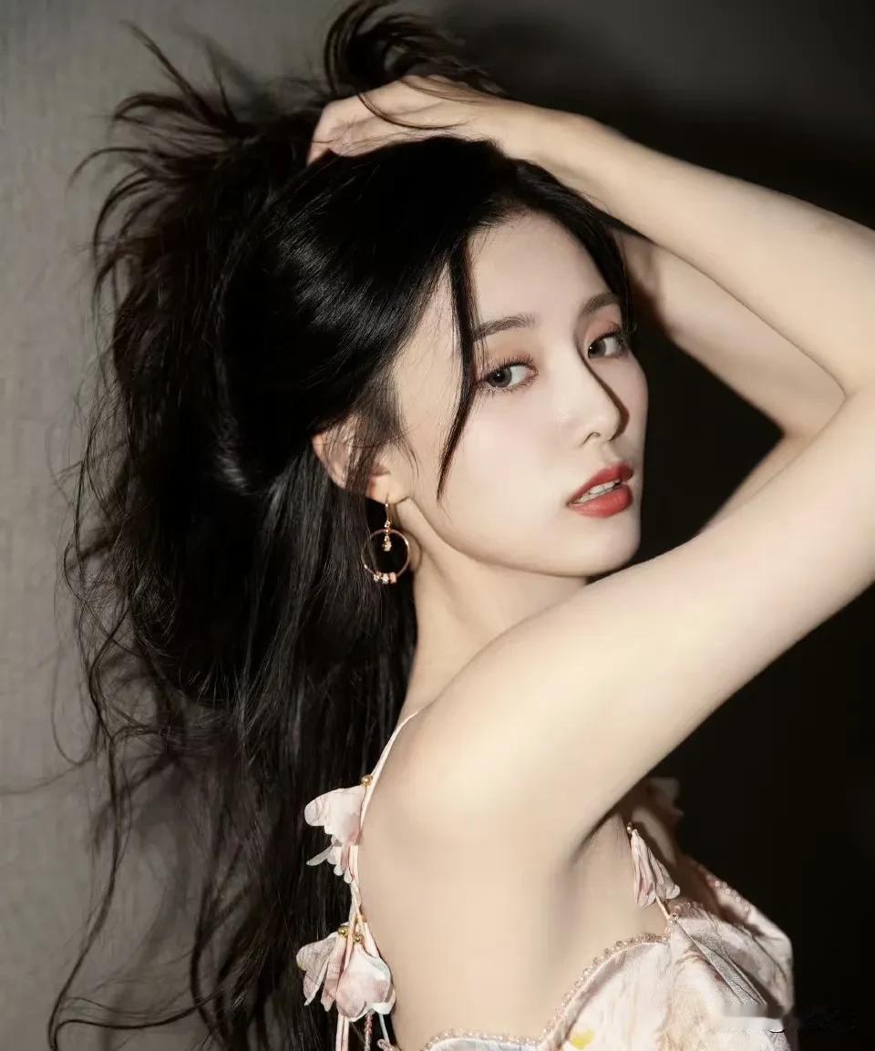 为什么大家不太记得徐艺洋长啥样，因为她美的太标准了，一眼看过去她给人的感觉就是非