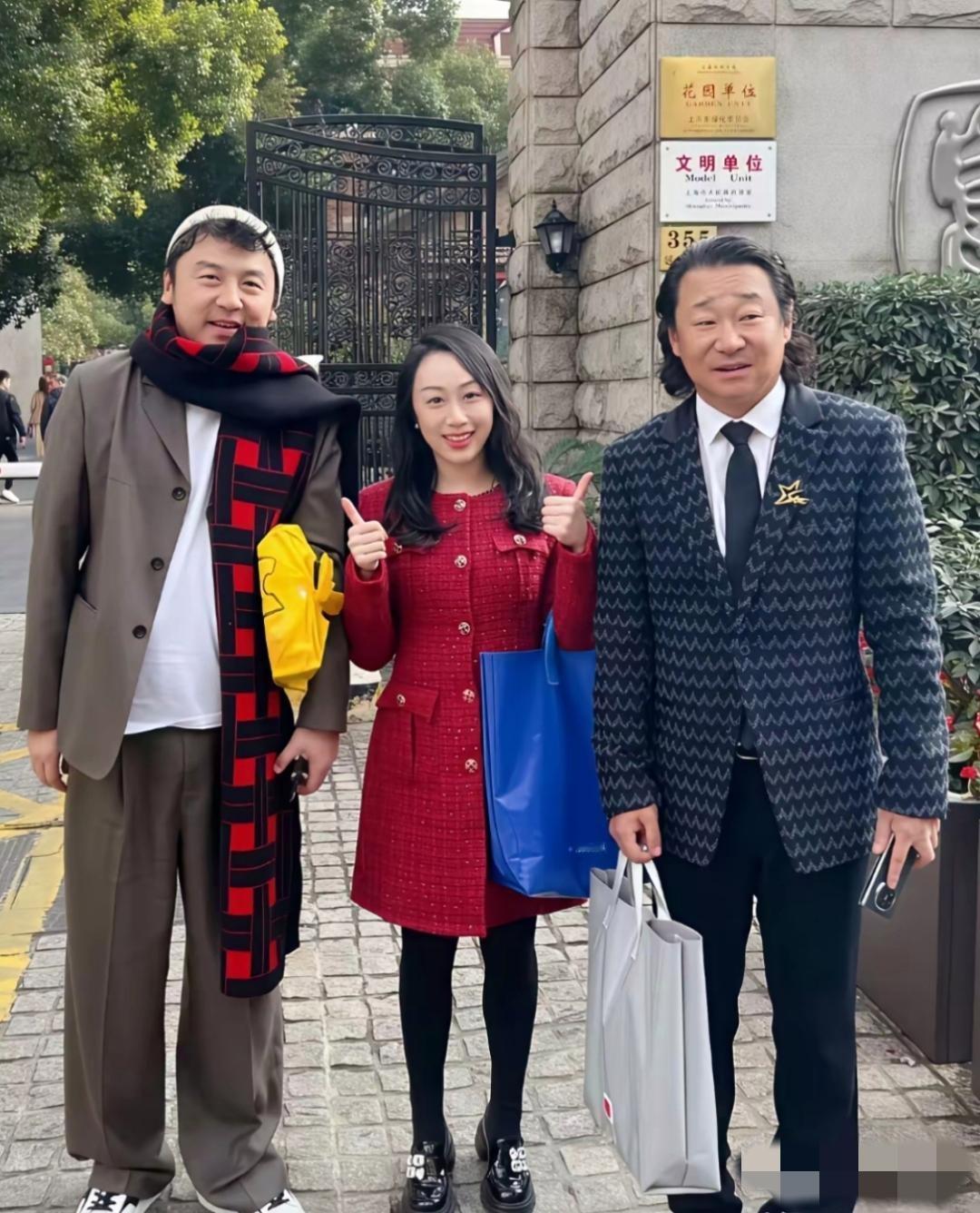 哈哈，雷佳音这一身西装搭红格子长围巾、斜戴小帽的装造真不敢恭维呀，看上去有些不伦