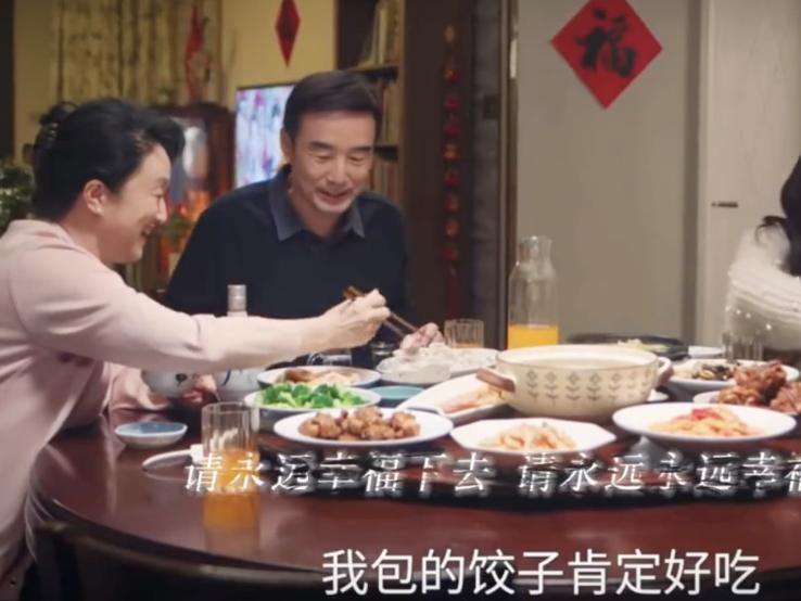 电视剧《狙击蝴蝶》过年场景，主角团在一起包饺子，引发观众热议！因为这部电视剧