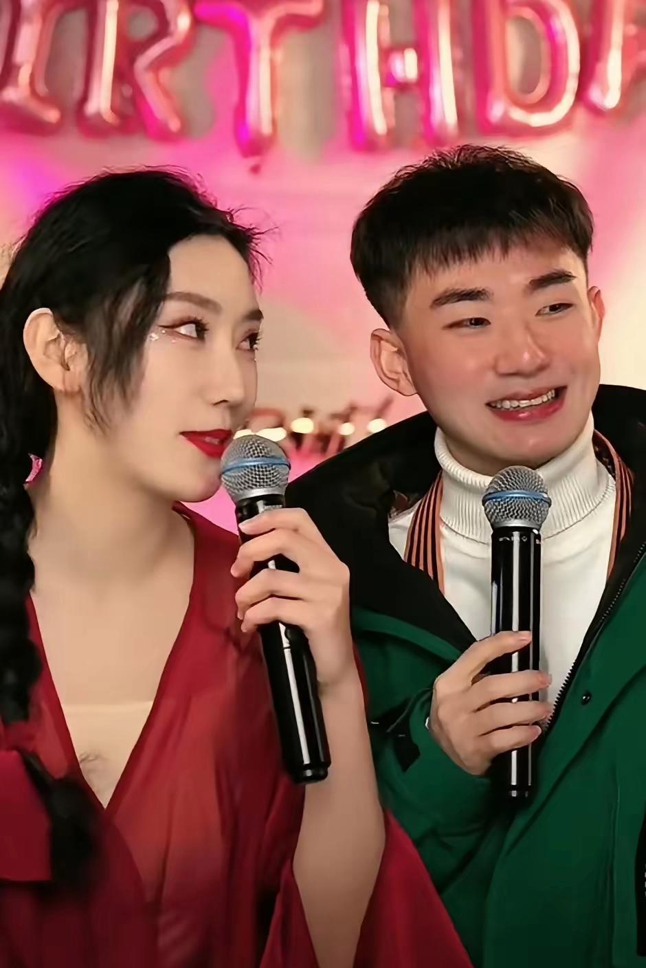 陶阳：师傅在台上把我俩的事儿都官宣了，下月办婚礼，我这心里又慌又喜。郭麒麟：