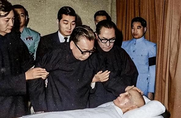 1975年，蒋介石在台湾病逝。入殓时，蒋经国按照老家浙江奉化的习俗，亲手给蒋介石