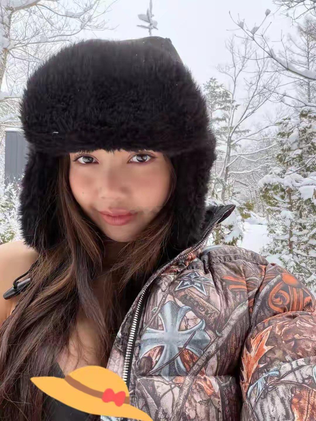 Lisa晒出了她的度假照，她在雪地里穿着比基尼，羽绒服拉开拉链穿的，她好抗冻啊。