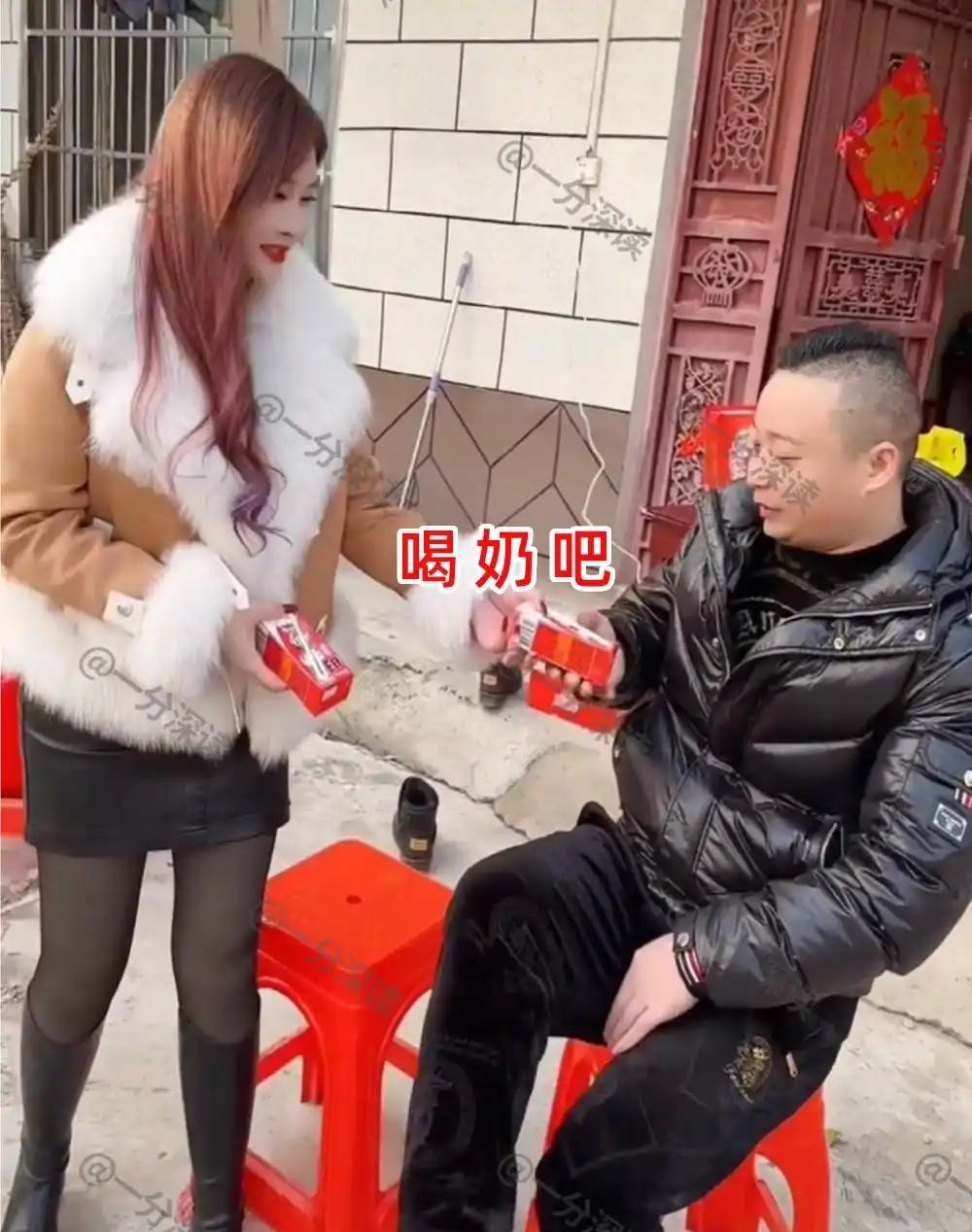 院子里的相亲场面热闹，女子大方地递上饮品，眉眼带着笑意，直言就喜欢四十岁的男人，