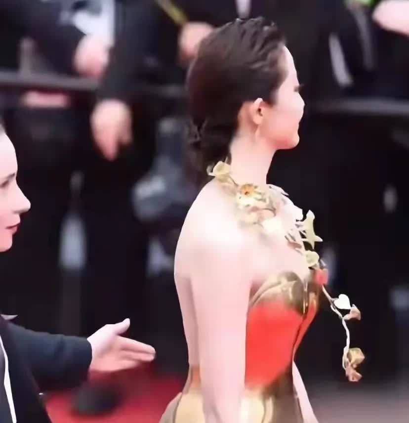 丢人丢到国外了，这俩女星不顾戛纳组委会的要求，穿着暴露的走红毯，为了多在红毯上站