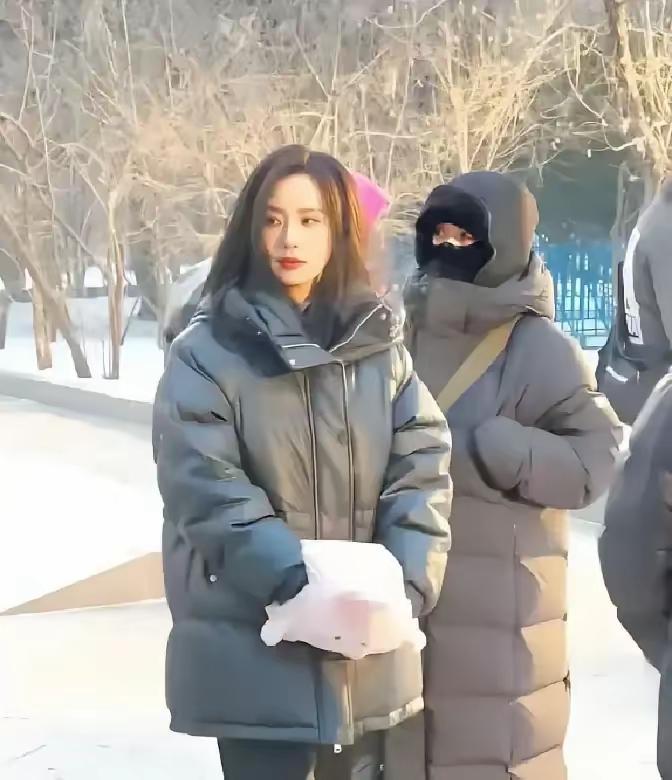 哈尔滨有个女生花2600块钱买了件羽绒服，一直没拆吊牌，想着穿几天就退回去。前阵