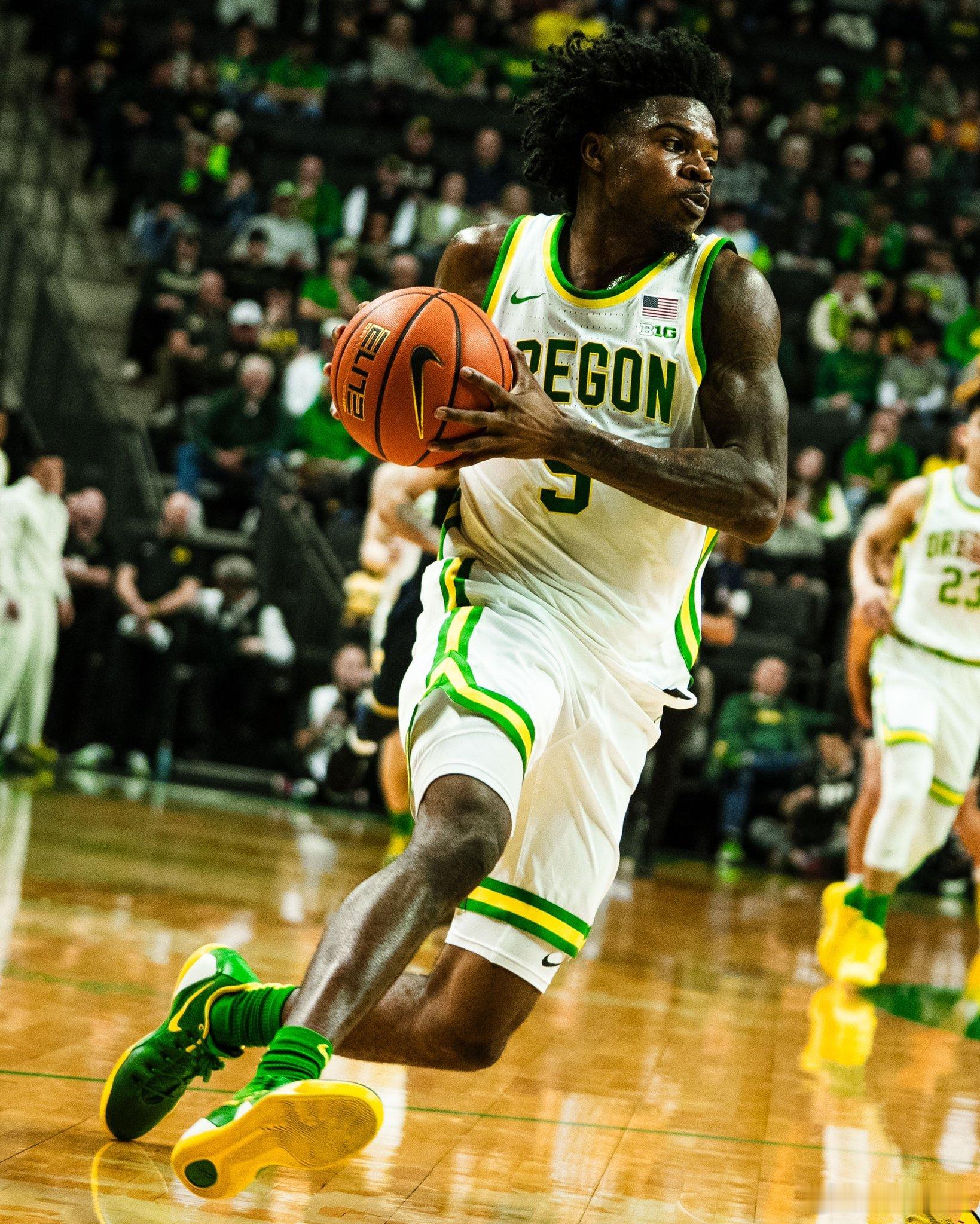 俄勒冈鸭子主场不敌全美第4密歇根意料之中的失利，场面上并没有想象中那么难看，在