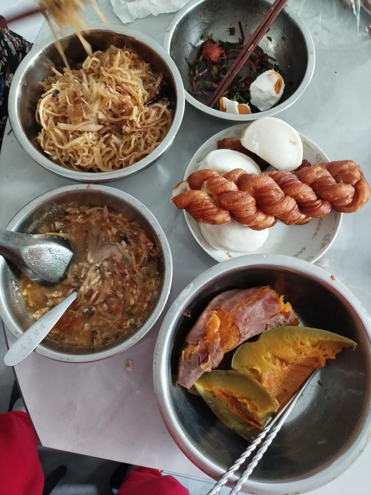 老两口的幸福生活。老伴儿上午搁超市儿买了10元钱4根儿大麻花儿。中午萝卜