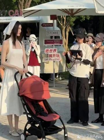 超模何穗阿那亚拍广告，婴儿车直接背身上，贤妻良母型