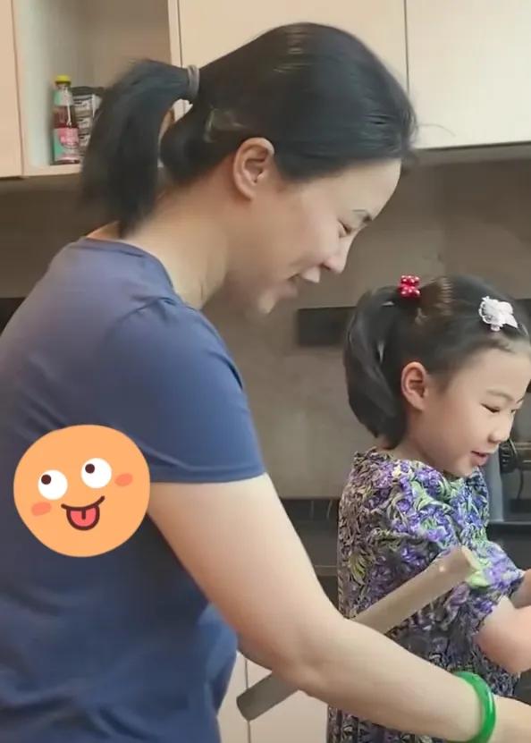 王楠那么喜欢女儿笑笑，估计，手上的镯子以后就传给女儿了。不过，这翡翠绿镯儿子也会