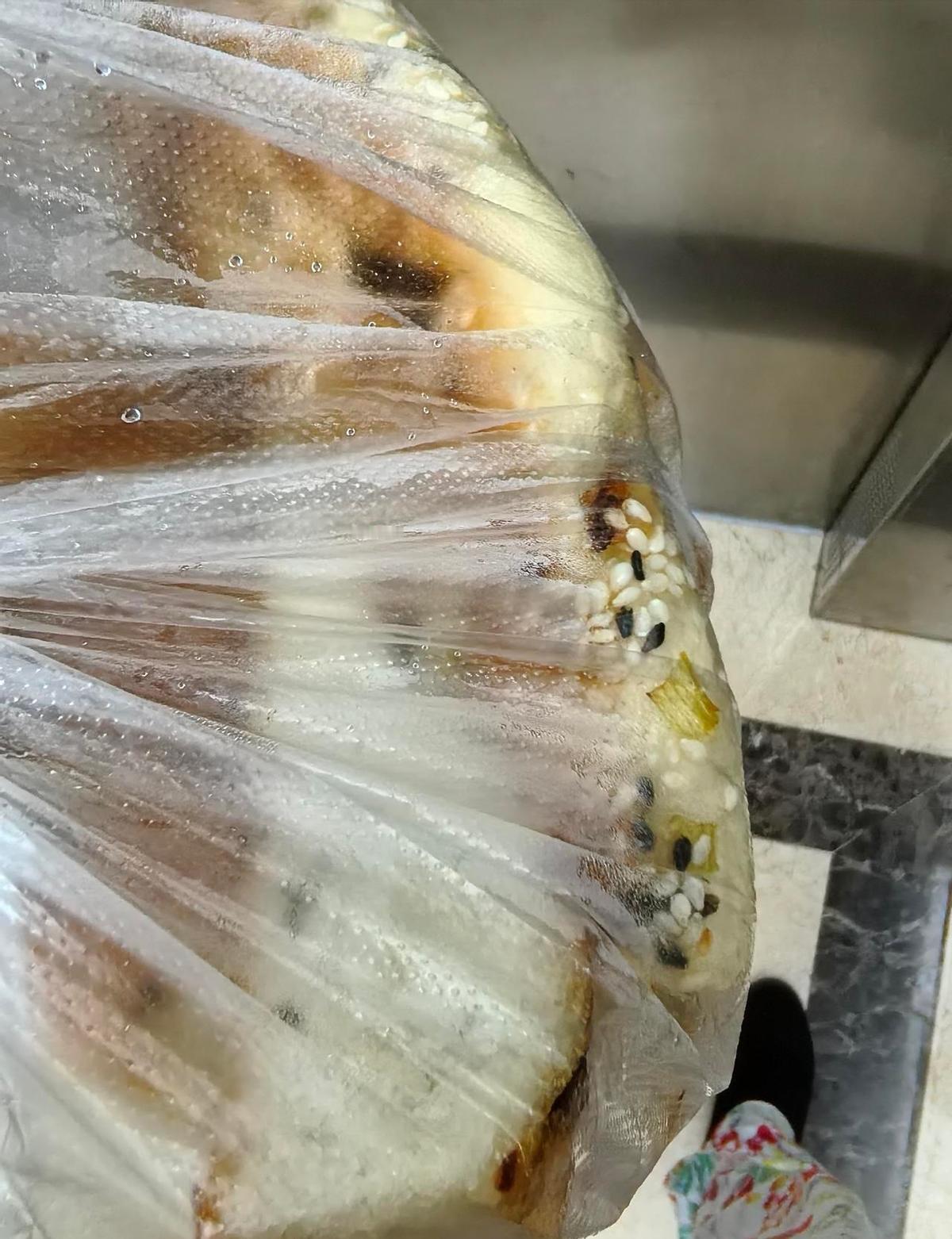 三天胖了近两斤，不是胖，是嘴没管住。芝麻饼当早餐，汤圆当夜宵，血脂在悄悄报警。