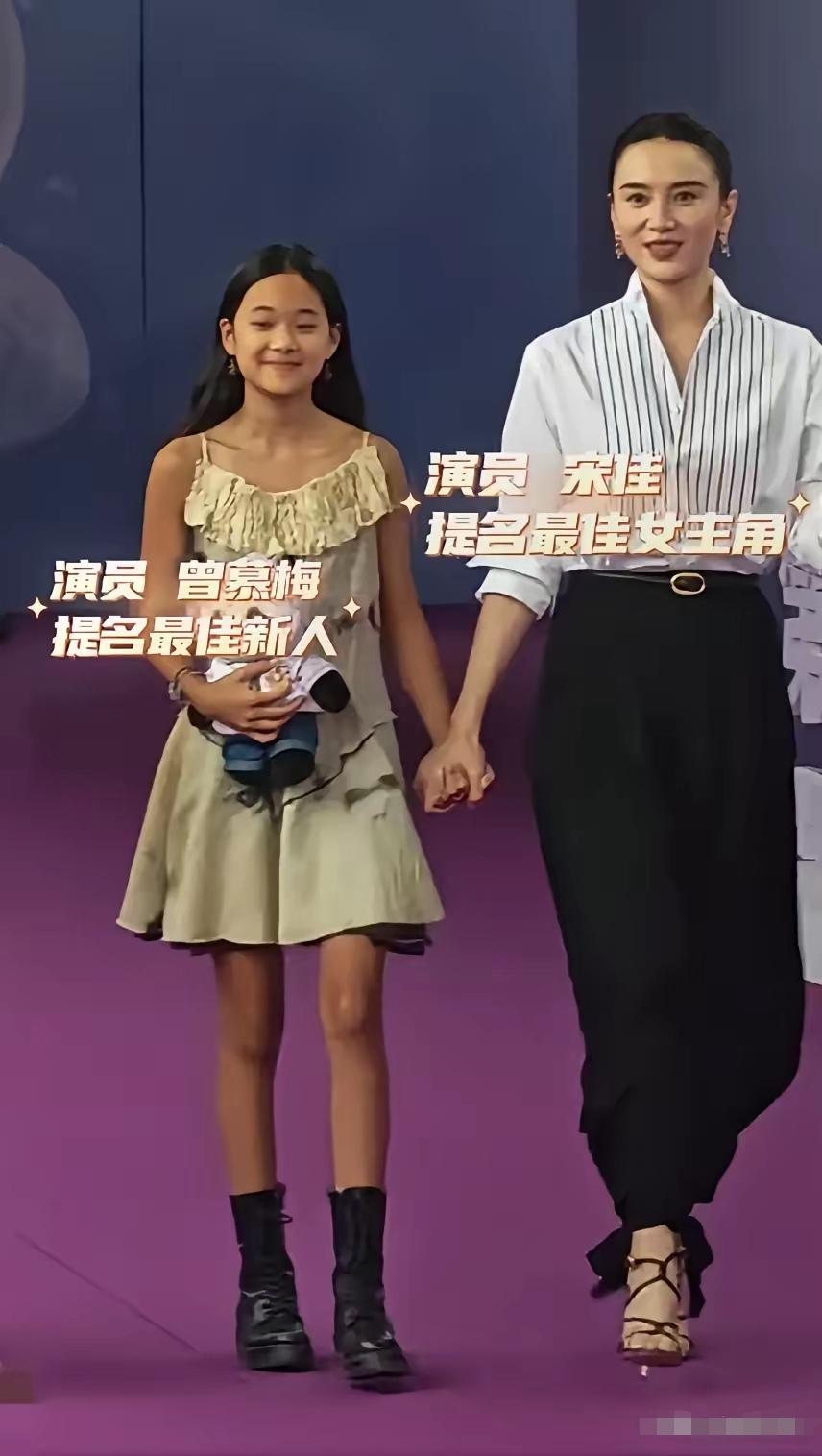 在中国娱乐圈，明星的娃娃，小的时候是童星，长大了是星二代。不管丑与否资源大大的，