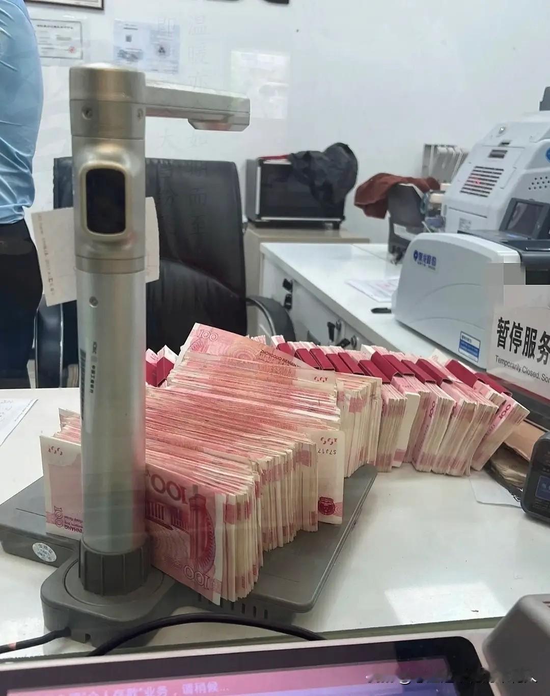 12月赶紧存钱！多家中小银行短期加息，利率比大行香12月6日啦，想存钱的朋友