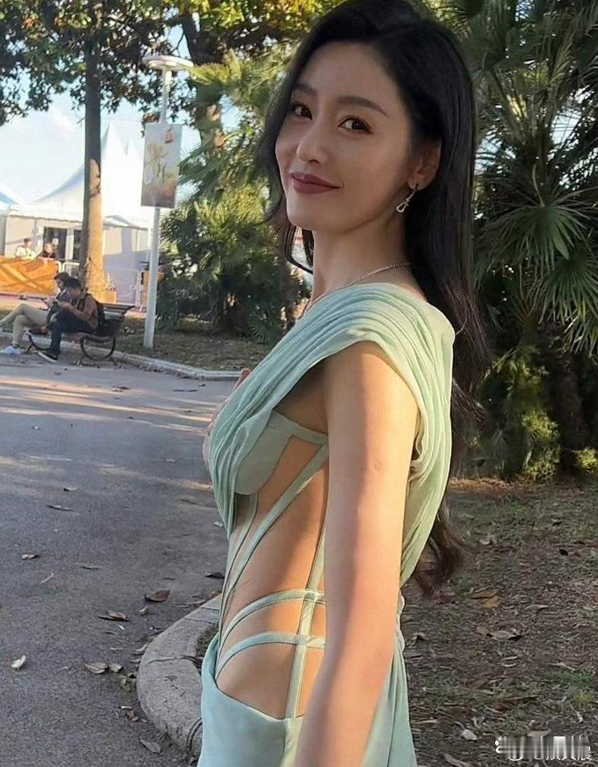 张天爱这绝美回眸，瞬间击中人心，真的让人没办法不心动！