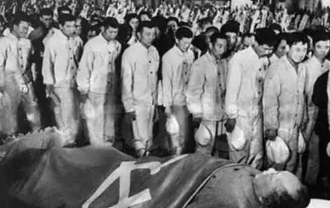 叶剑英：为毛主席守灵了；刘伯承：为毛主席守灵了；徐向前：为毛主席守灵了；聂荣臻：