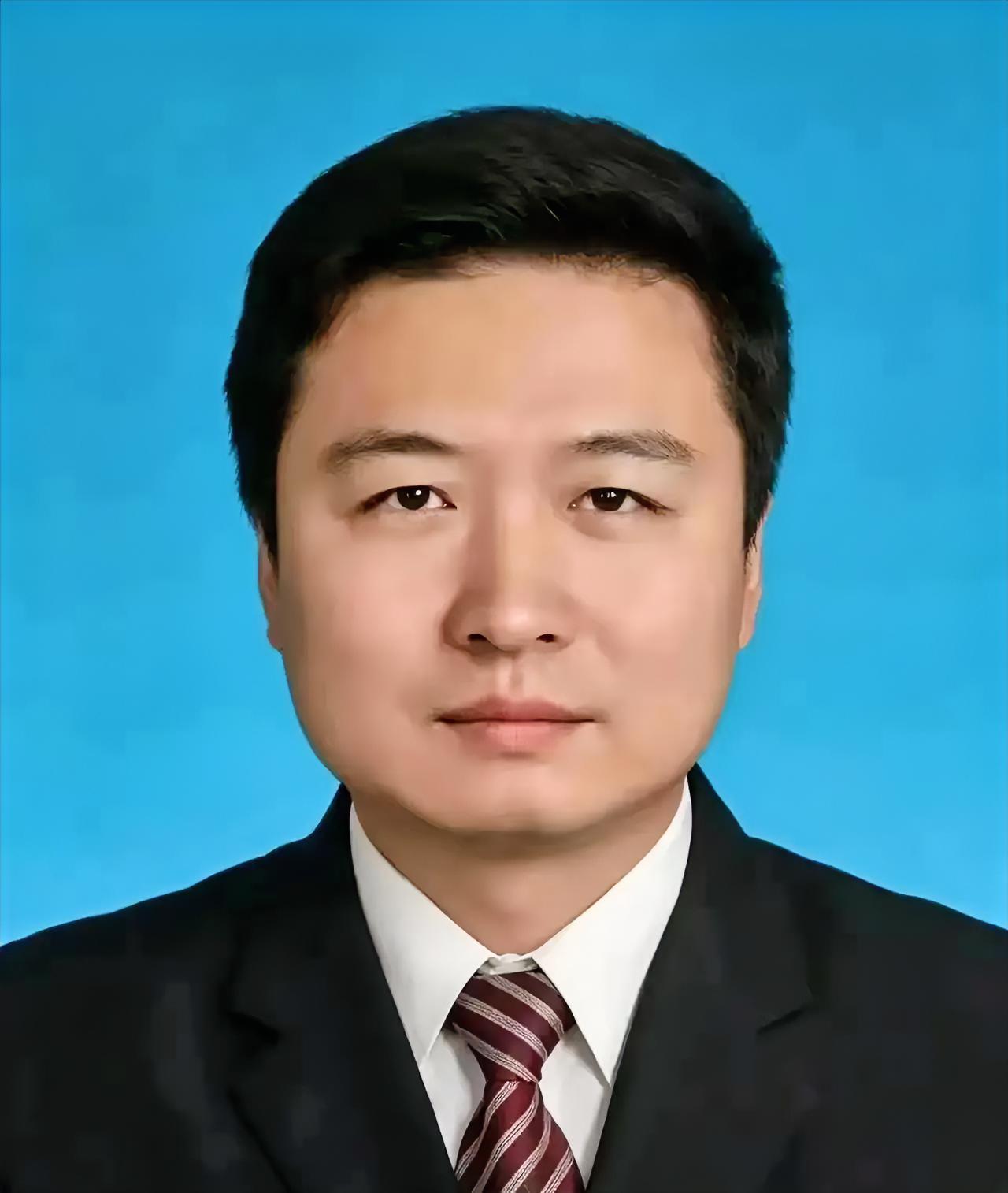 这是贾平凹的女婿、贾浅浅的丈夫贾少龙。贾少龙比贾浅浅大2岁。两人都是陕西人，相识