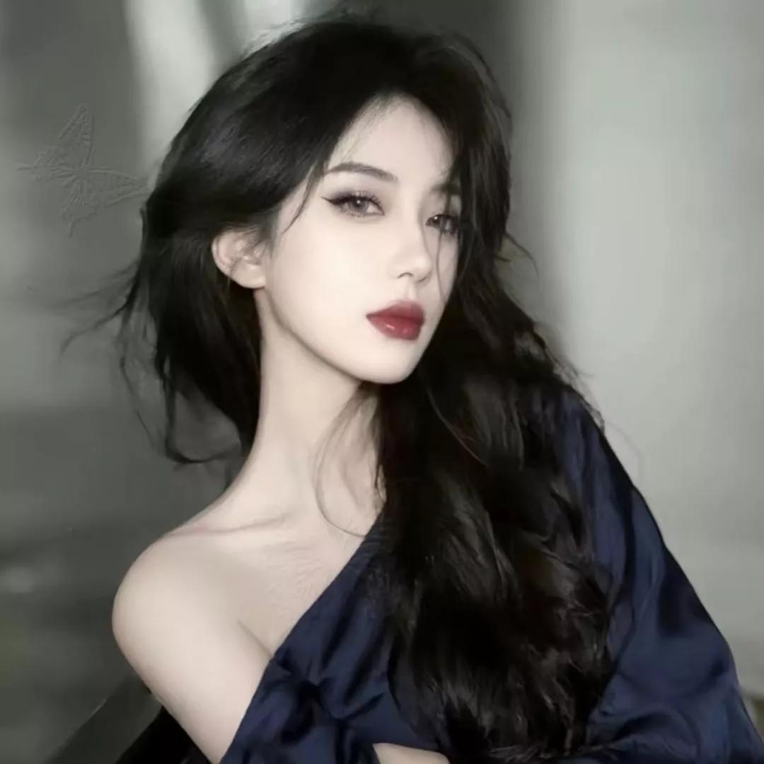 优雅的黑发女郎，深邃的眼神，红唇如火。黑发红唇女神红唇美人照黑发辣妹黑发女