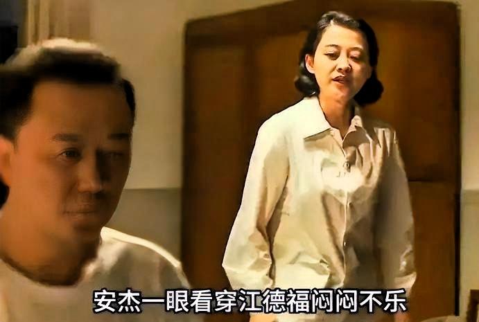 重刷《父母爱情》，才发现张桂兰这段是中式恐怖片。一个乡下老妇人，佝偻着背，用