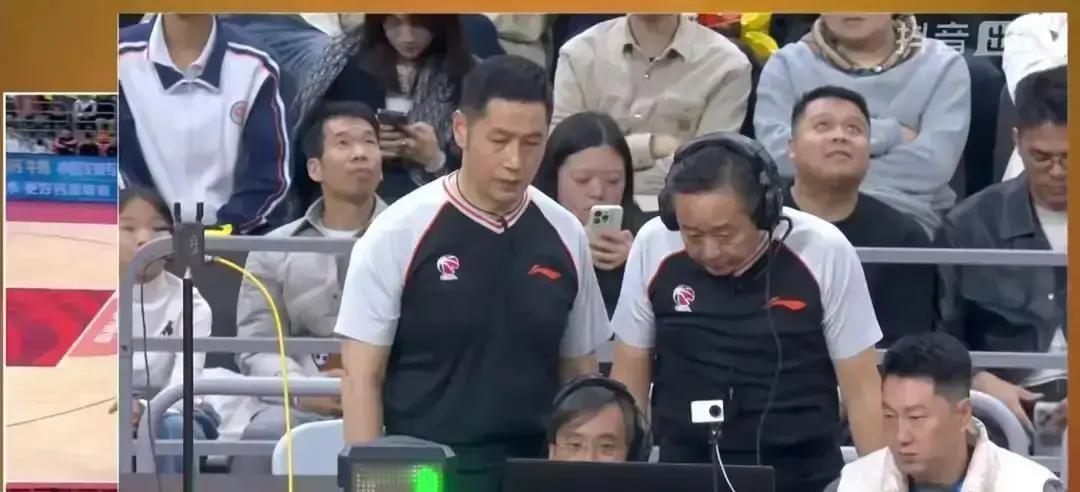 CBA裁判戴的耳机，能听懂6国外语。山东外援克里斯嘟囔了一句立陶宛语。下一