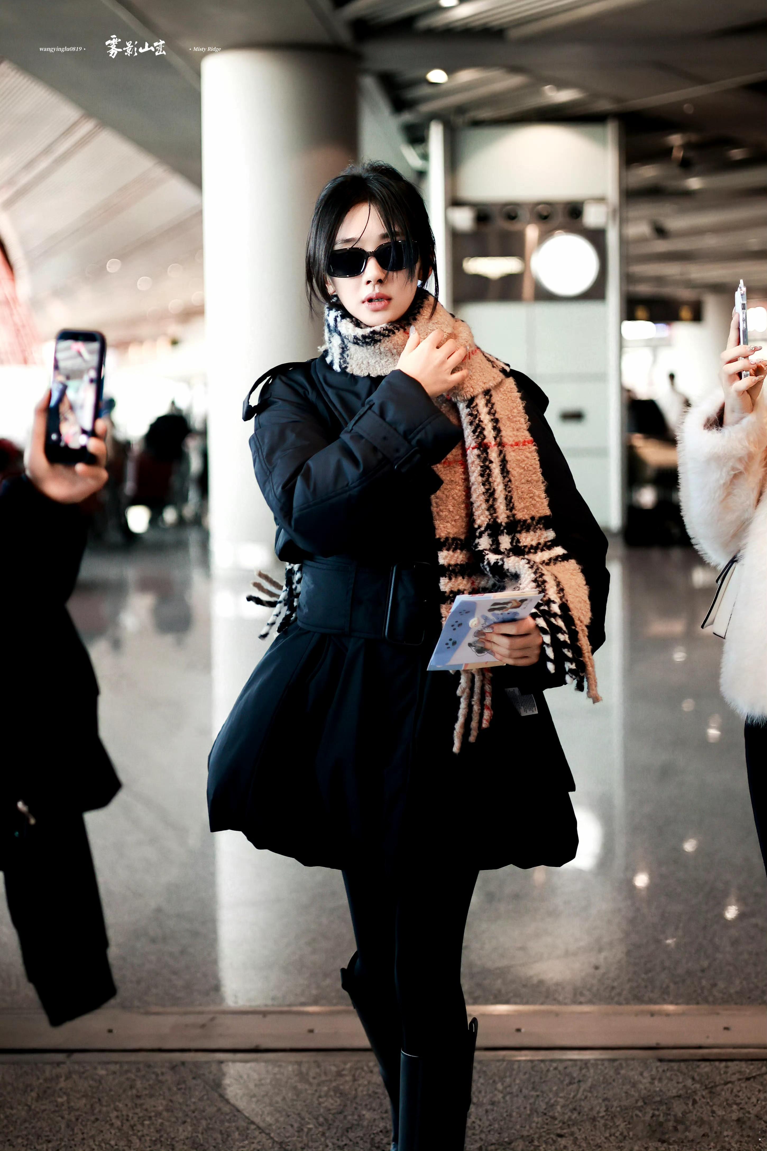 王影璐星光大赏直播像女友报备救命！直播里的王影璐也太会了，人鱼裙缀满光泽感，金