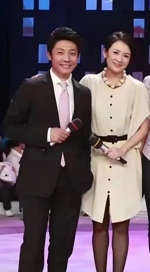 其实，那时的央视主持撒贝宁与影星章子怡站在一起也挺般配…章子怡仪态