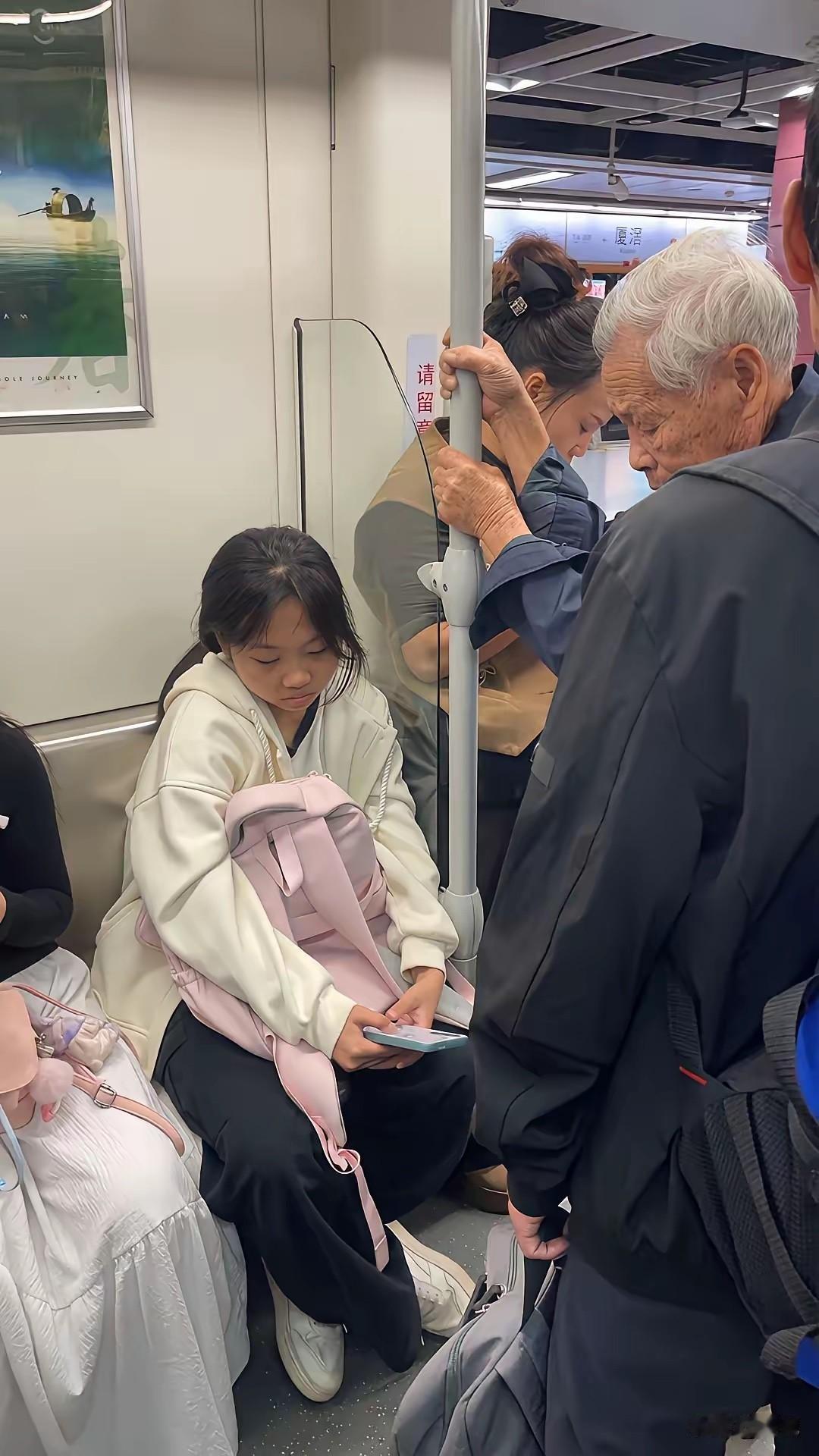 孩子和老人，应该优先给老人让座吧！