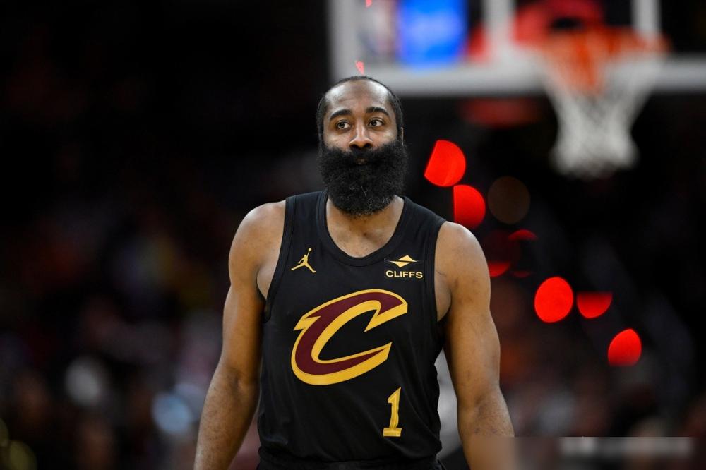 自己掏2000美金请客，更衣室当大哥，场上拼到拇指骨折，哈登做到这份上，骑士竟然