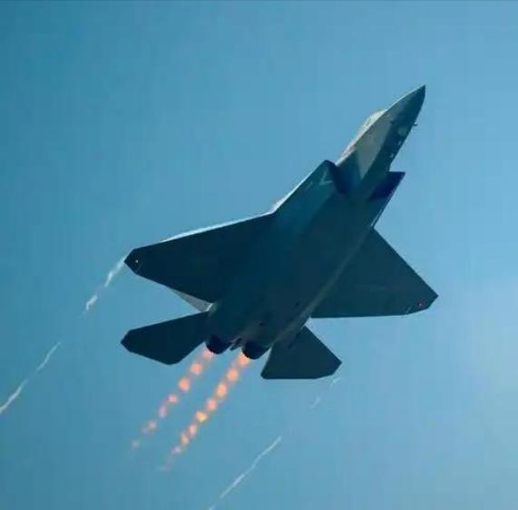 任何一个国家的四代机都可以击落中国的五代机歼20，而美国不但找到了歼20的弱点，