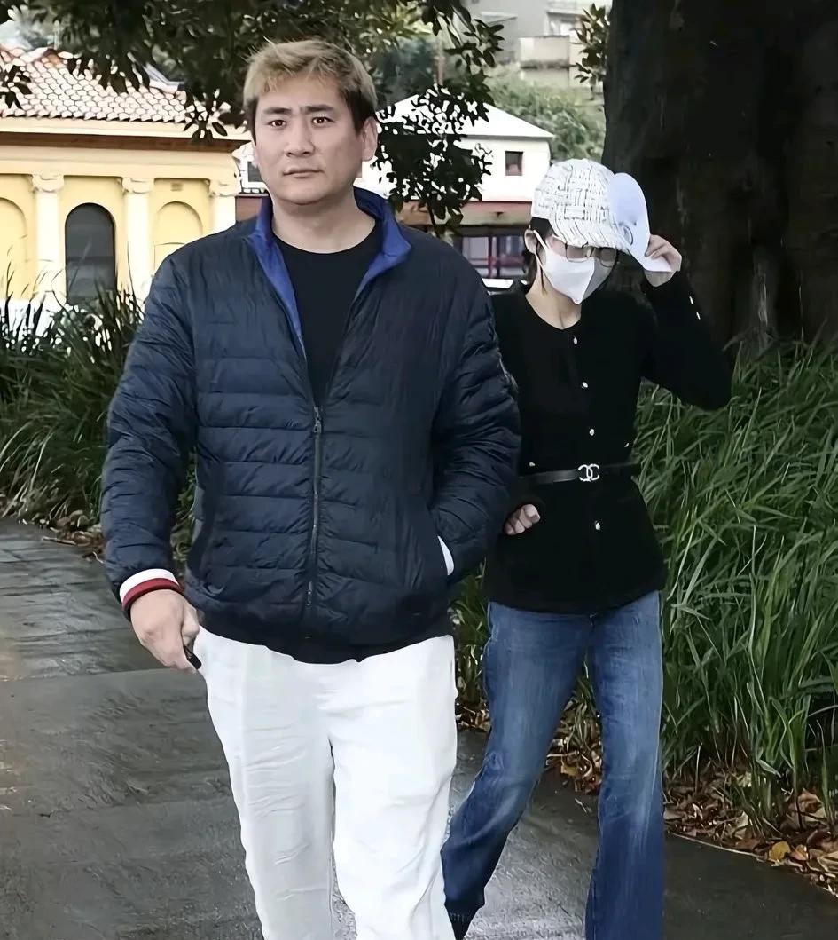 澳大利亚记者追问杨兰兰，这些问题都比较尖锐啊。1、你是否承认酒驾指控2、你如