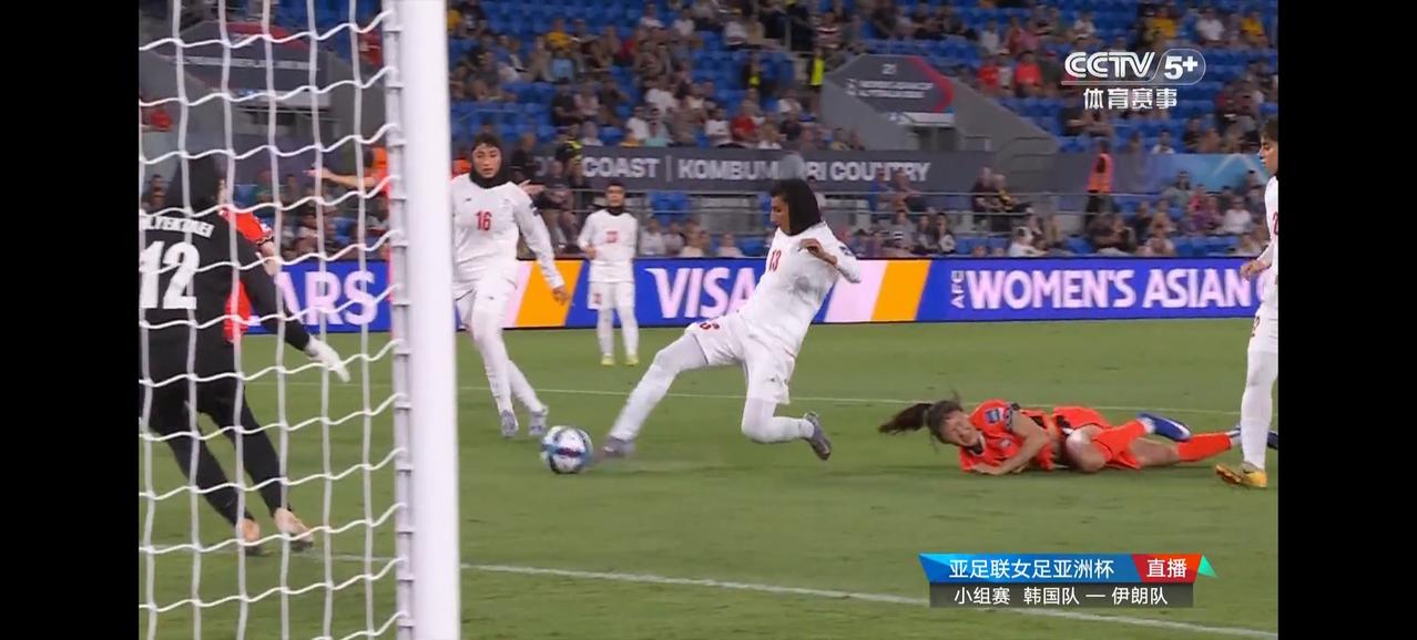 伊朗女足的球员真的不容易啊！国家在打仗，她们还要踢球[捂脸哭]不过对于她们来说，也