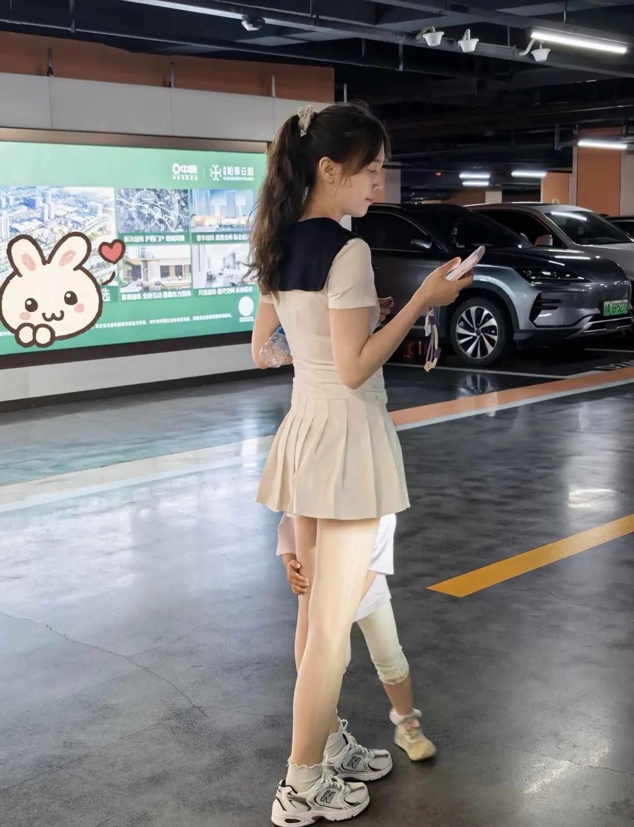 妈妈今天穿这一身，女儿抱着腿子转圈