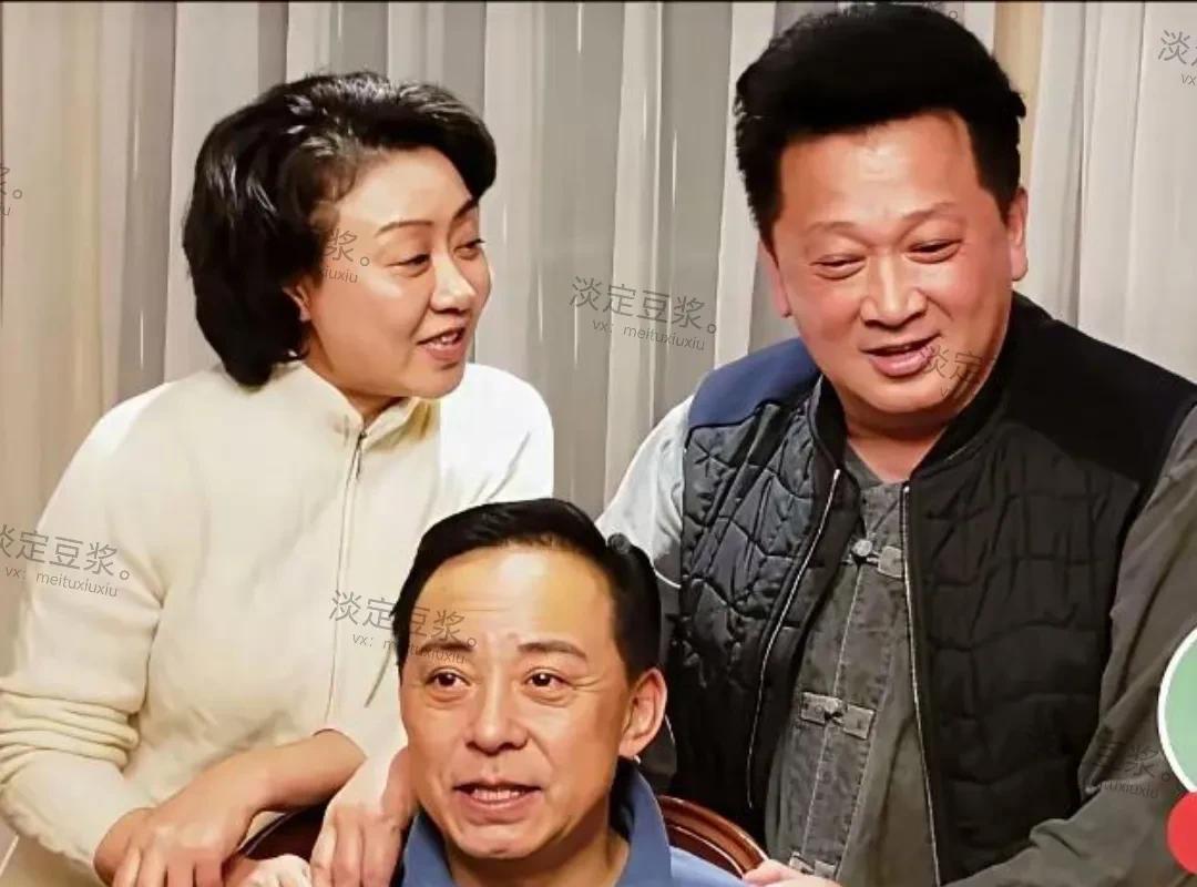 发现离开美颜滤镜的京剧演员李胜素，也没有网友吹的那么有气质，看着脸很圆很臃肿，腮