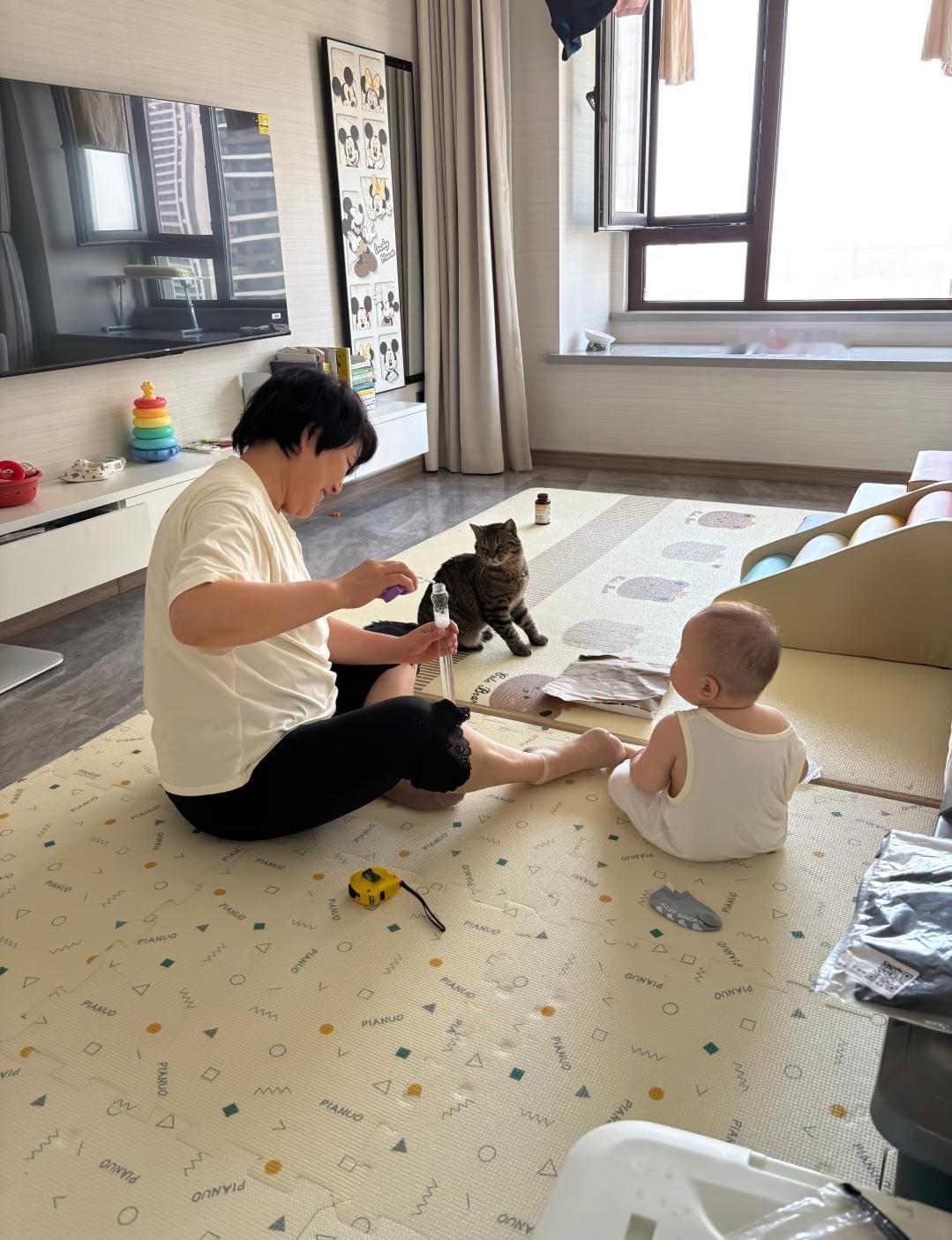 小区有个阿姨，她的工作是帮别人带孩子但她不愿带自己的孙女反倒每个月掏两三千给