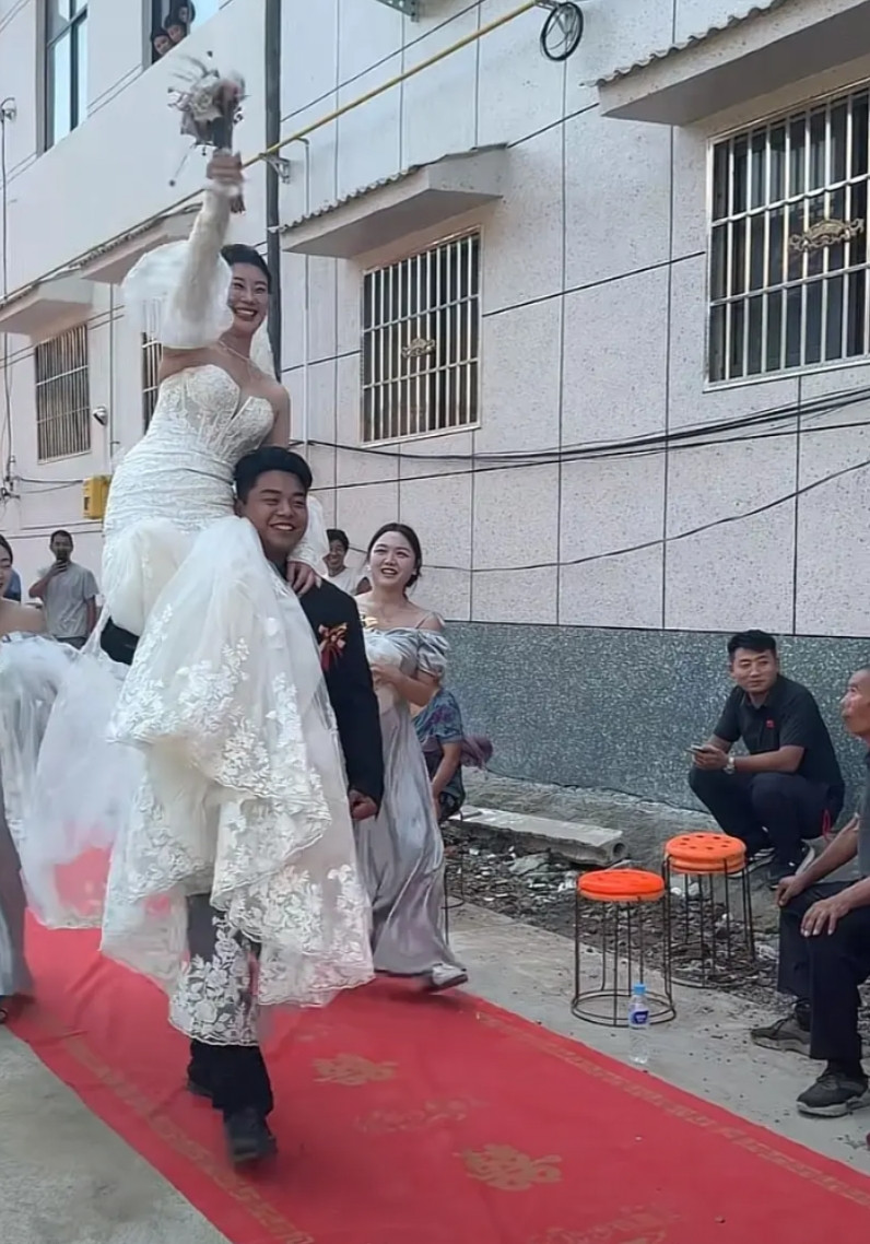 这新郎体力真好，一般男人做不到吧～
