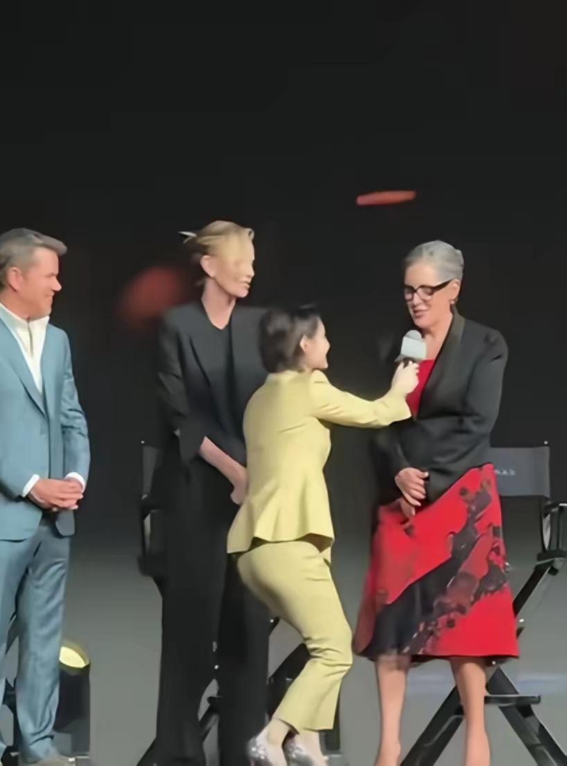 美女主持人是彬彬有礼？还是卑躬屈膝？7月30日，北京，诺兰新作《奥德赛》，中