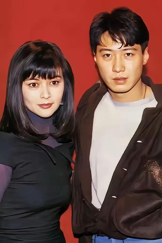 黎明当年确实是深深的爱过舒淇的呀，从他们的肢体动作上可以看的出来，你看黎明和这么