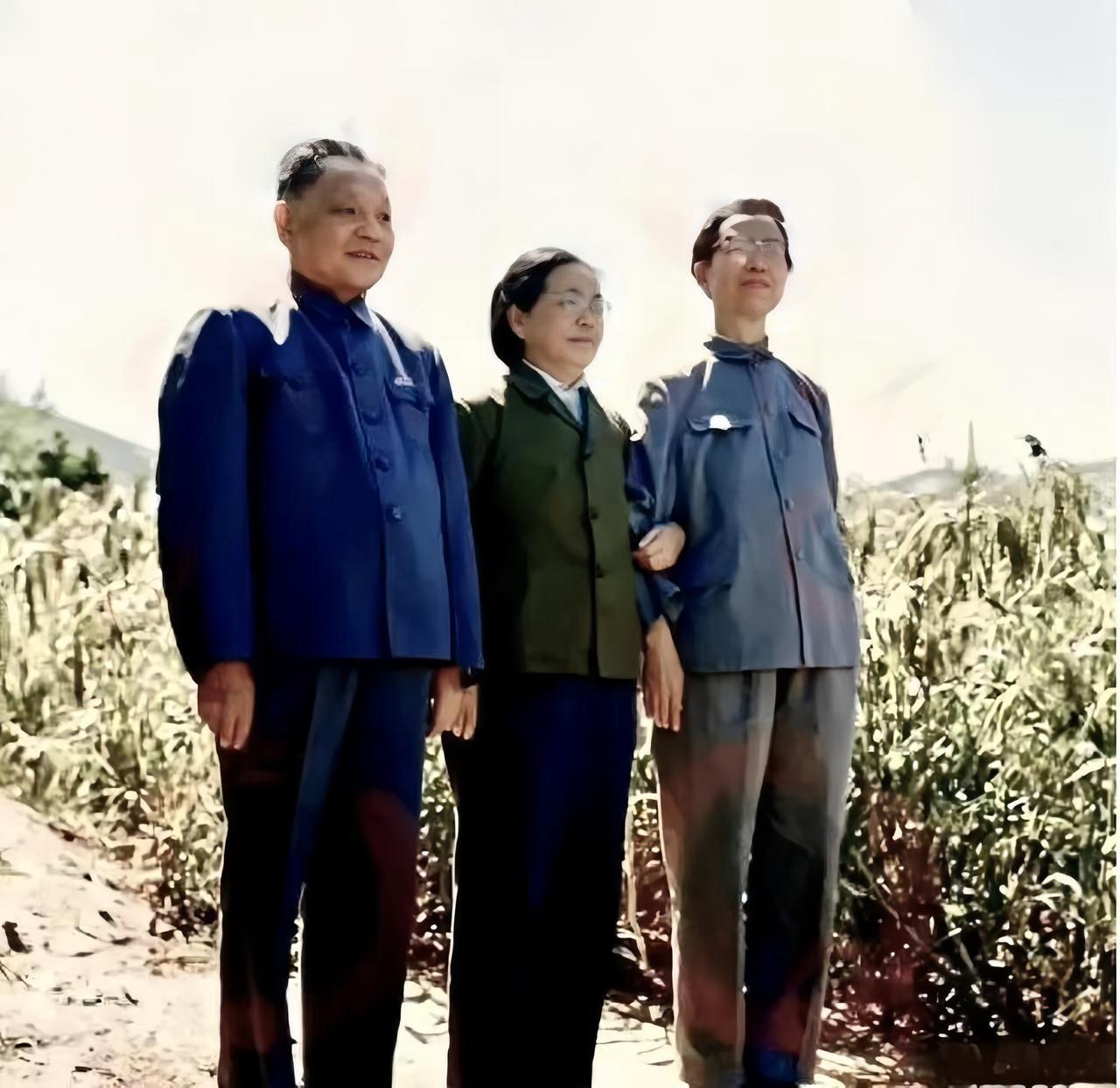 这张照片拍摄于1975年9月，地点是山西省昔阳县大寨（虎头山一带的农田间，背景是