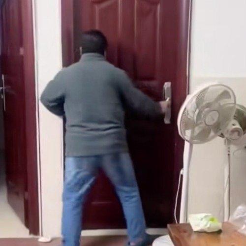 最近广东有个家庭监控视频看得人心里发紧：一位父亲发现女儿头发上有碎屑，劈头盖脸质