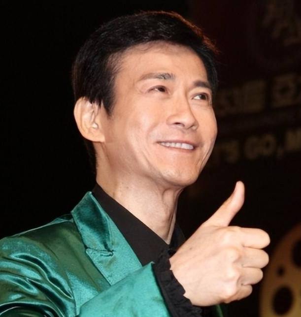 刚过完79岁生日的郑少秋日前官宣退休，快80的“秋官”，由此引发热议：1、儒