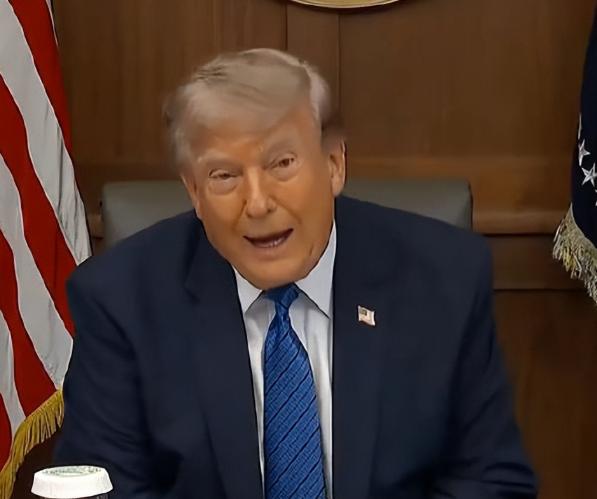 属实是操错了心！美国走向如何轮不到外人惦记，可这位中国姑娘却在纽约街头哭着替当地