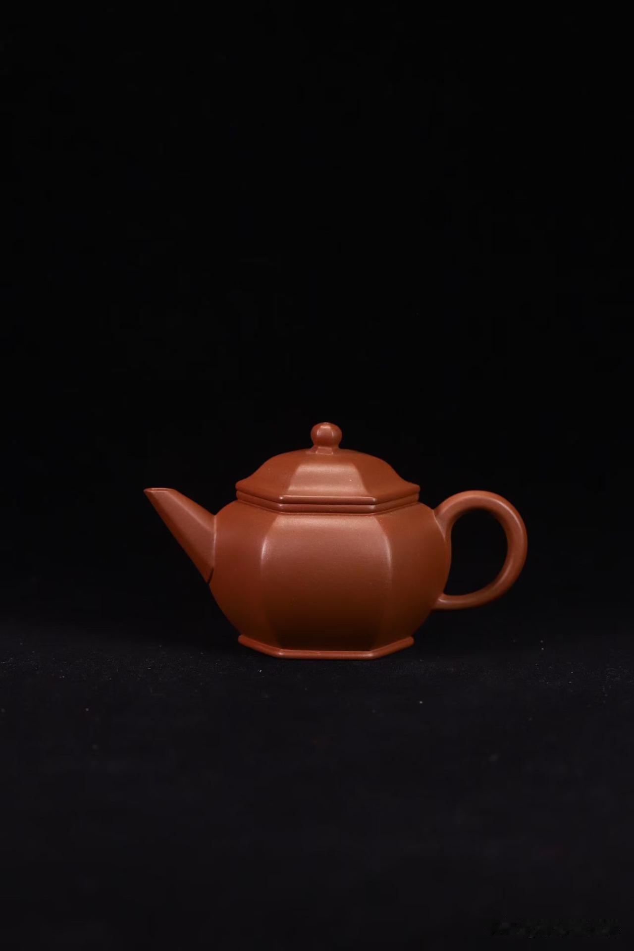 紫砂壶的韵，是线条在“呼吸”不少人聊紫砂壶，先问泥料、作者、价格。其实还有一层