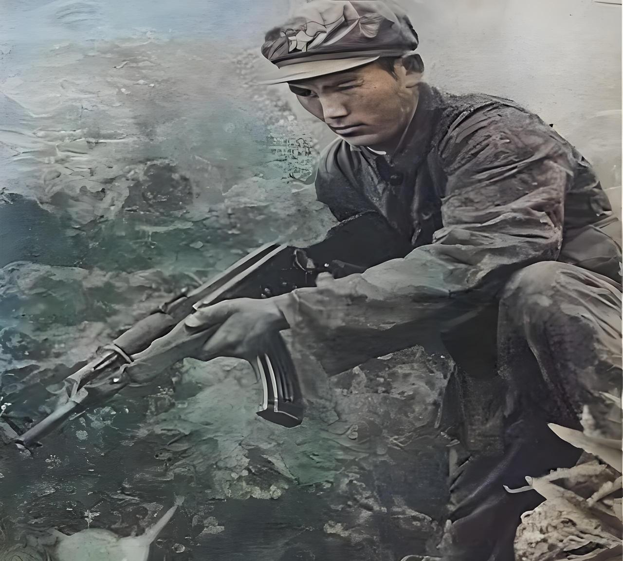 1979年，为了掩护战友突围，郑宏余和两名机枪手留下来阻击越军。激战中，两名战友