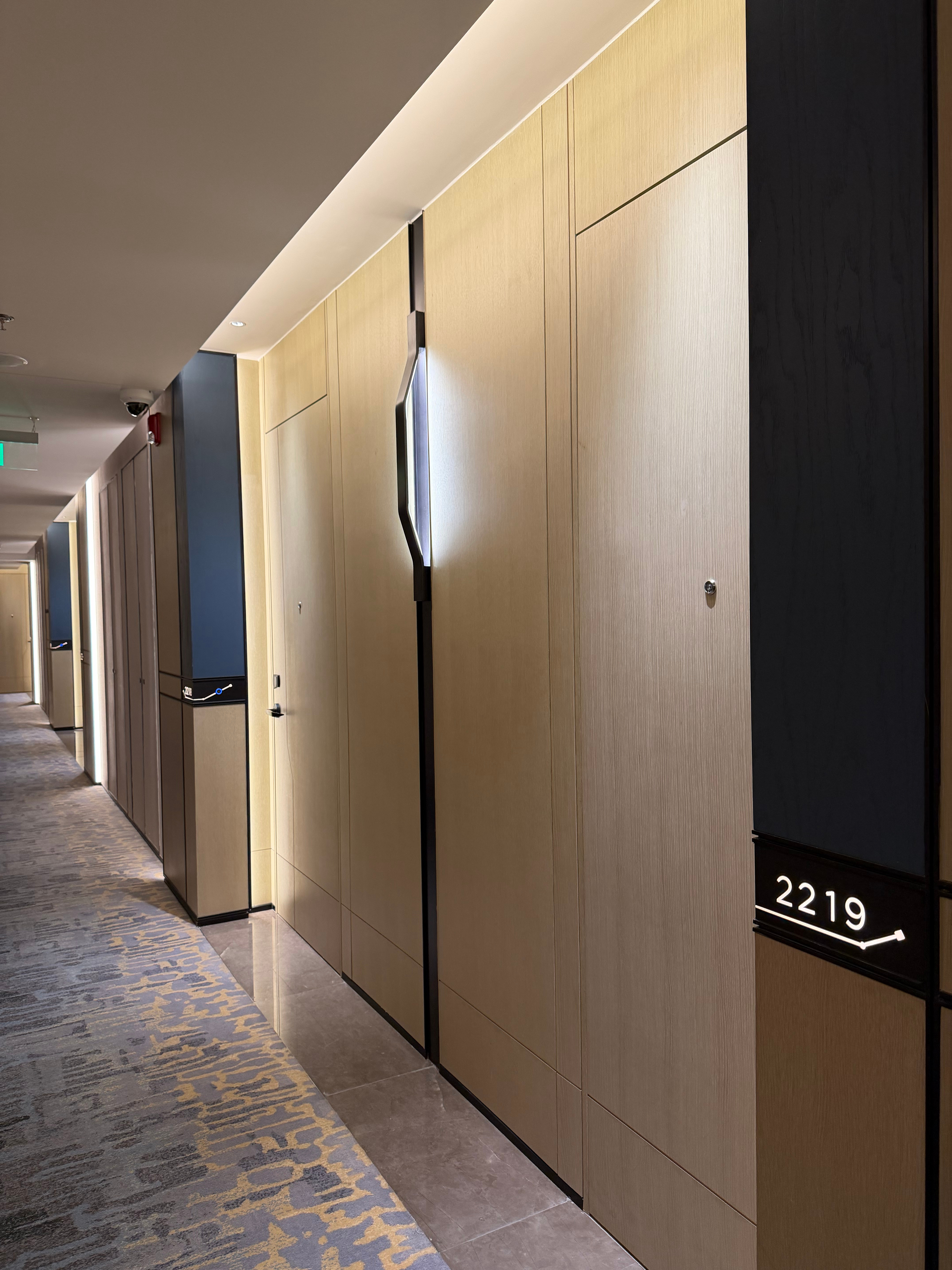 出差多了，住的酒店多了，每天在不同酒店，一时间不知道住在哪层，又不想跑下去问前台