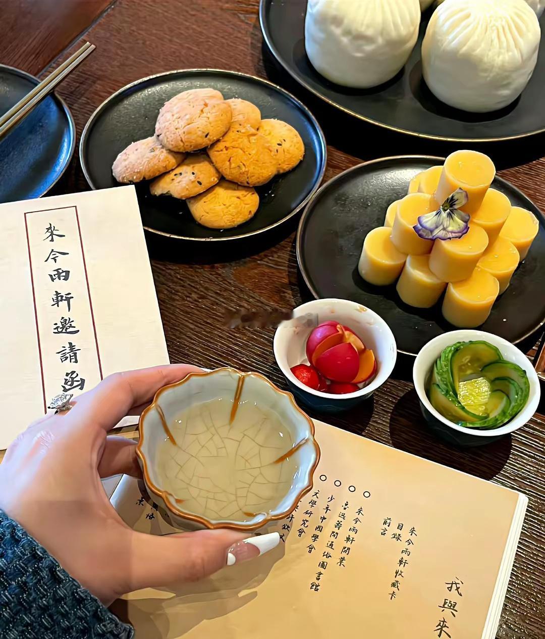 在人际交往中，天蝎座擅长捕捉他人的真实意图和情感状态，仿佛具备了一种“读心术”。