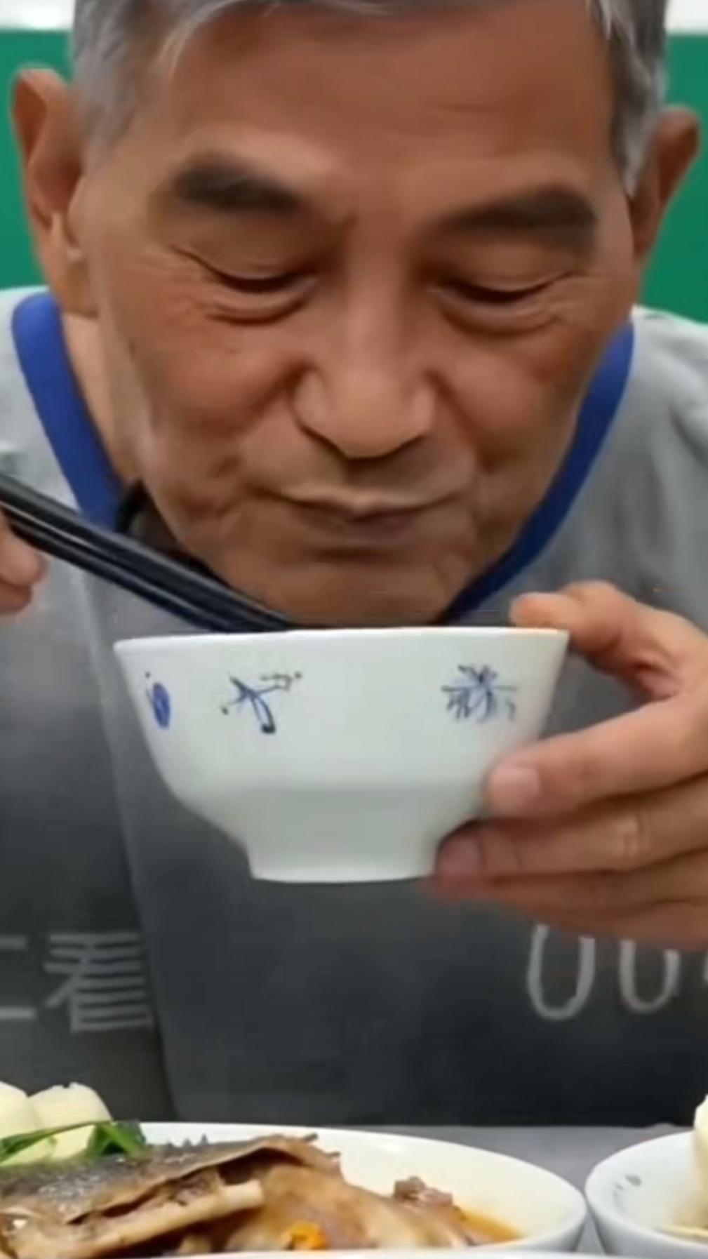 白所成开庭后在看守一日三餐分别吃什么？首先白所成开庭后，在看守所里的一日三餐和