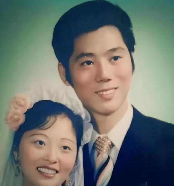 一栋价值千万的别墅里，58岁的李成儒躺在病床上，通过电话向儿子李大海提出和解，他