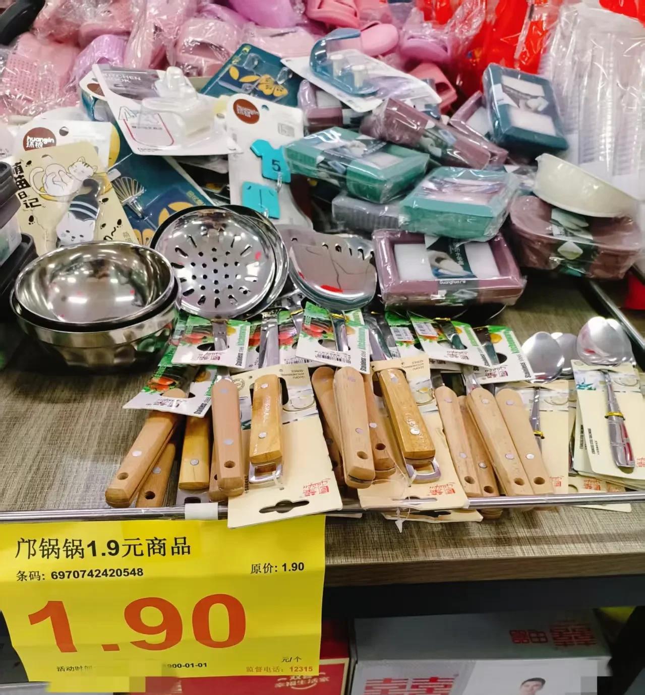前天逛超市花了十几块钱，现在我都想拍大腿了。我从城中村搬来公租房了，但是有一些