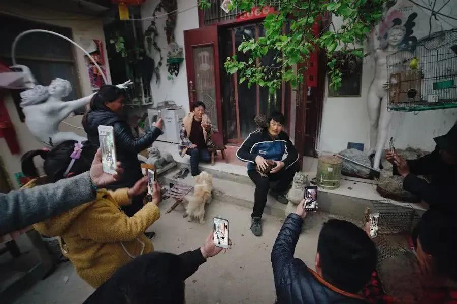 大衣哥朱之文死守农村十几年，到底是念故土还是保流量？老话都说人往高处走，草根