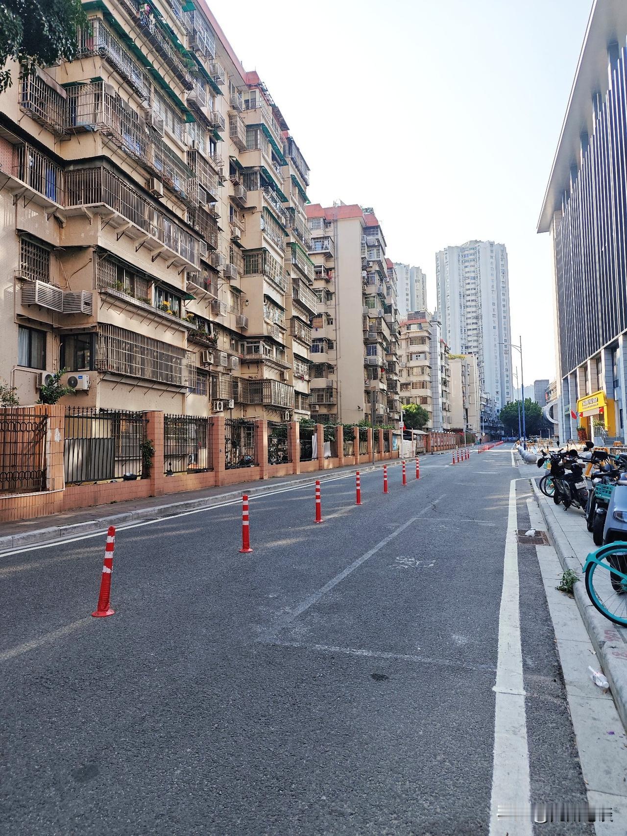 治理机动车违停办法总比困难多！往年经常有违停车辆，今年违停车辆都消失了！除了周边