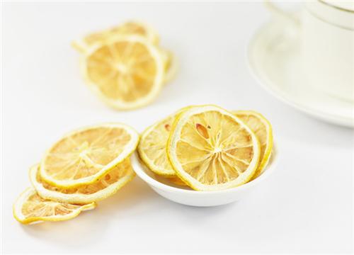 鲜柠檬片和干柠檬泡水喝那个功效好