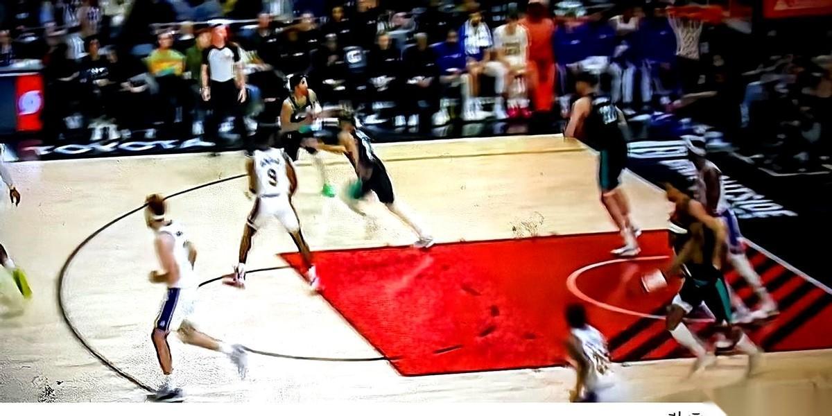 “把球给他爹！”解说喊出这句话的时候，我脑子嗡的一下，感觉整个世界都魔幻了。